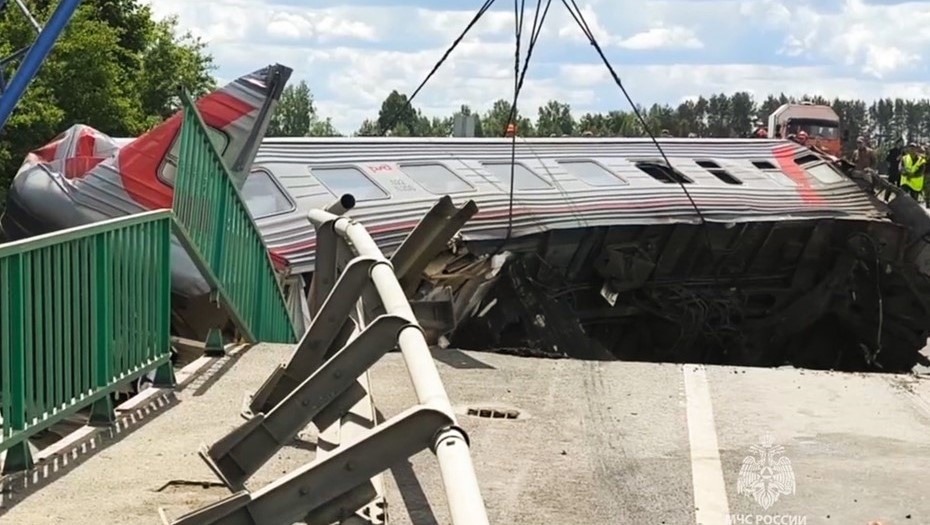    Сход поезда с рельсов в Брянской области. Снимок с видео. Максимально возможное качество. Автор фото: МЧС России / ТАСС