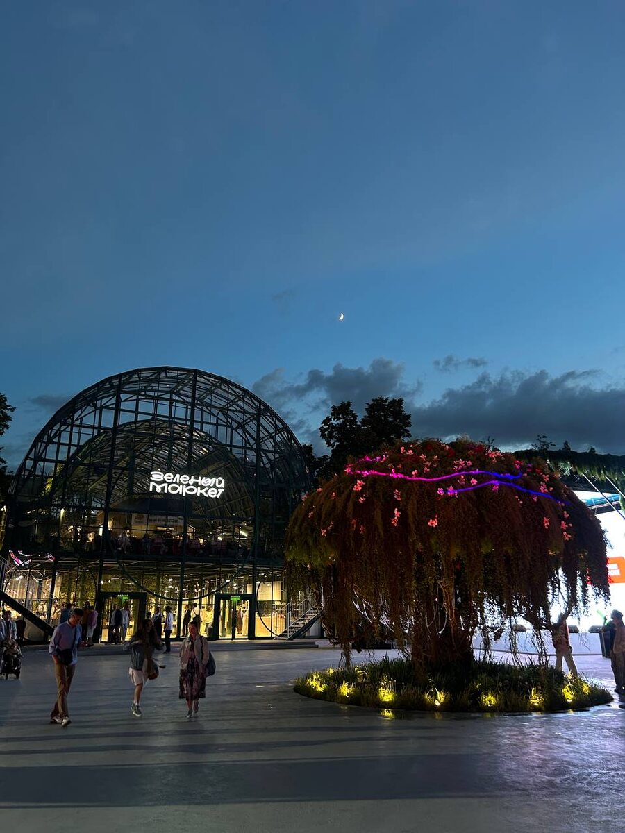 Пространство очень вайбовое и пока относительно немноголюдное