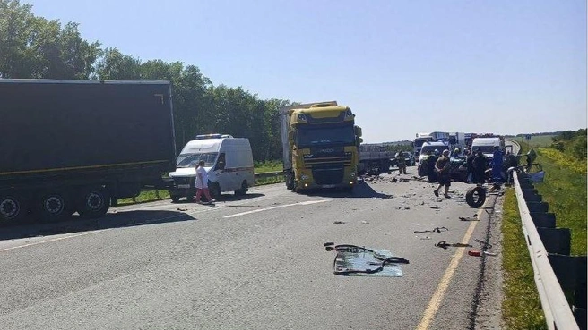 Фото с места аварии: ГКУ СО «Центр по делам ГО и ЧС»