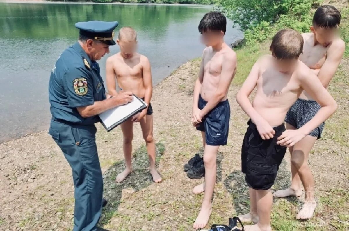    В Биробиджане родителей могут оштрафовать за детей на воде