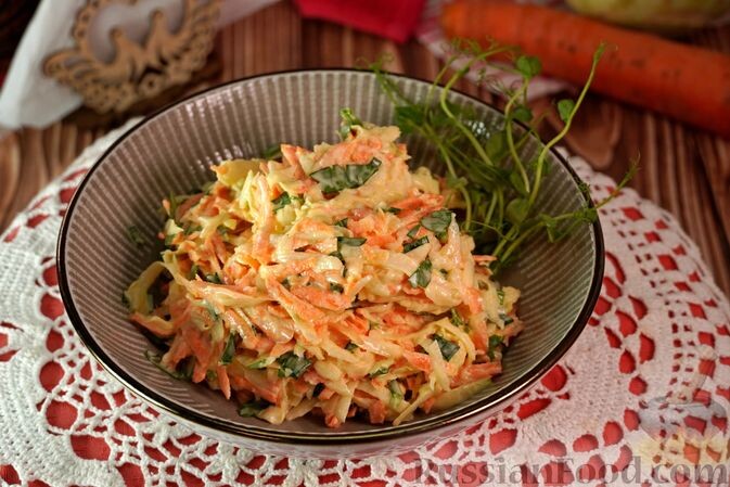 капуста кольраби, морковь, йогурт натуральный, майонез, лук зелёный, зелень петрушки, чеснок, соль