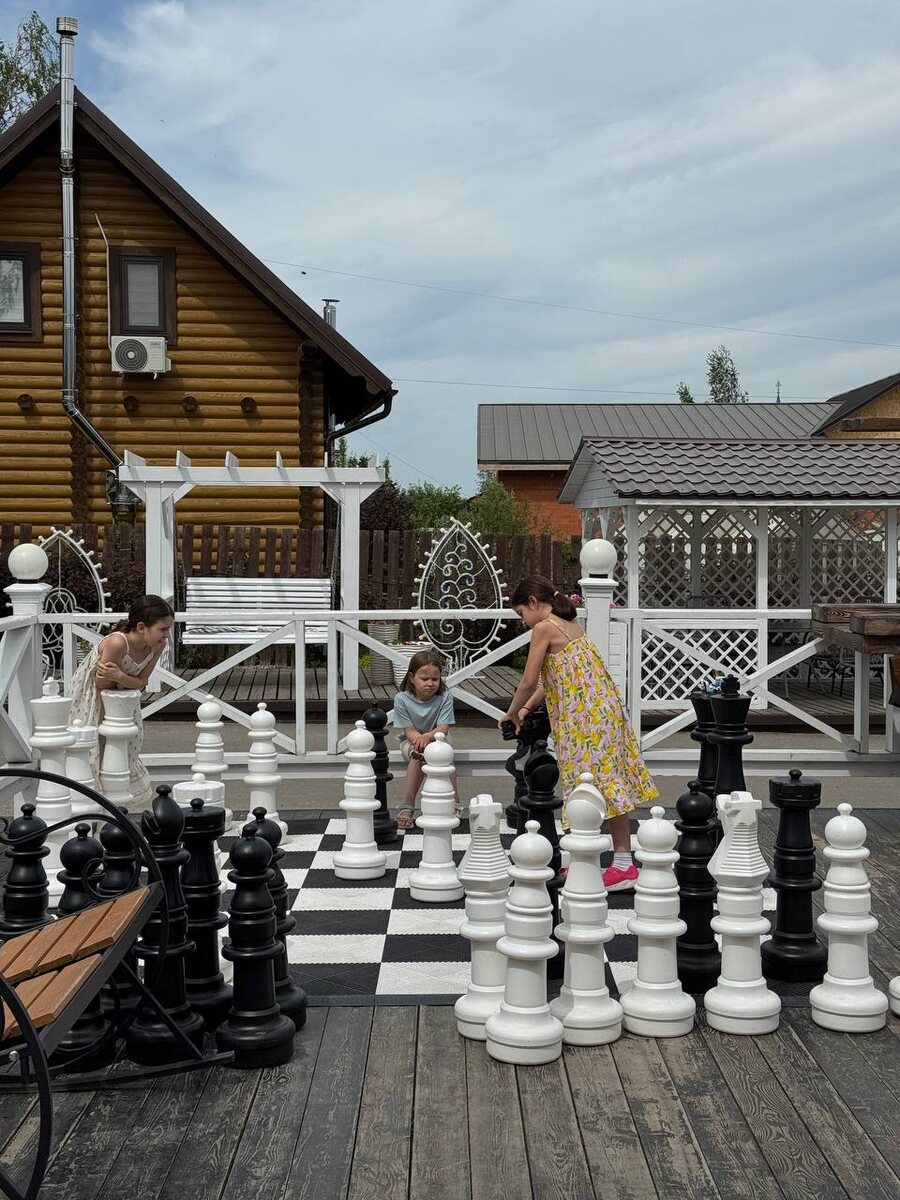 В гигантские шахматы можно бесплатно сыграть возле «Русского подворья»