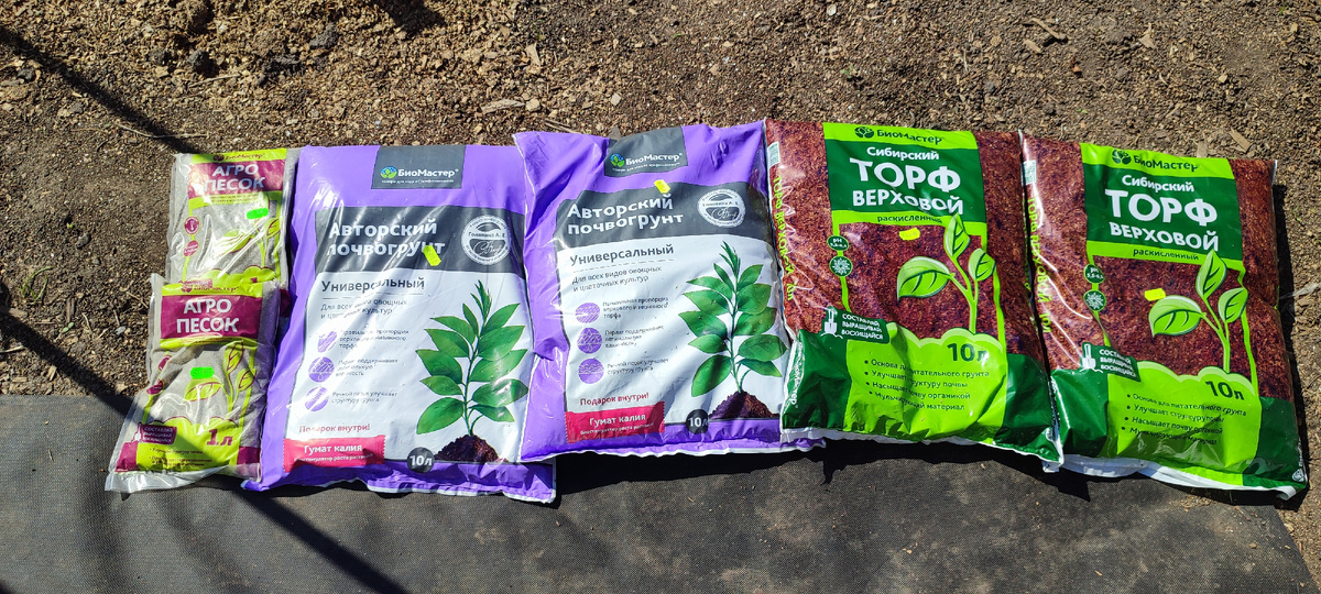 Больших упаковок не было, пришлось покупать десятилитровые. Можно было конечно съездить в другой магазин, но решила, что обойдусь и так. 