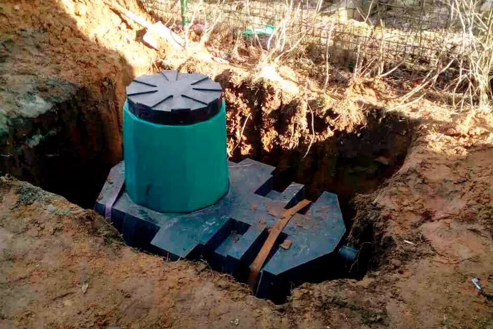 На септике-отстойнике видны ребра жесткости, которые нужны для прочности конструкции