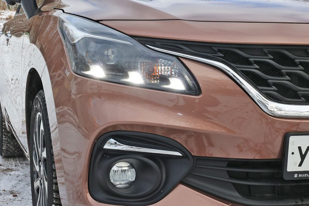 Диодные фары хорошо светят в темноте, даже несмотря на то, что установлены они достаточно низко.