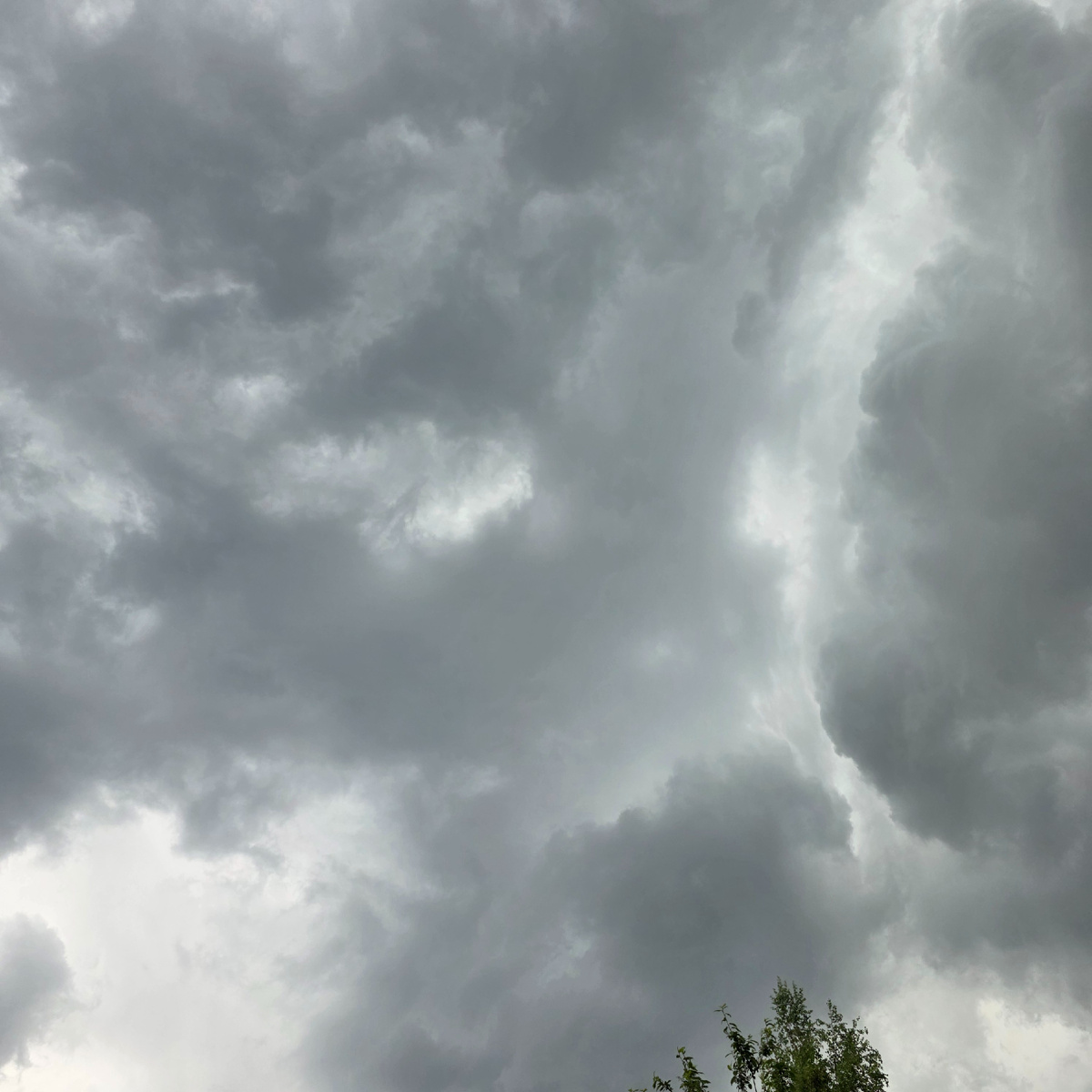 Лучше меня не трогать или я буду похожа на эти тучи, которые могут сильно сгущаться и метать молнии