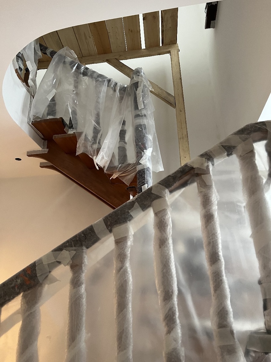 Винтовая лестница в момент нашего захода на обьект.