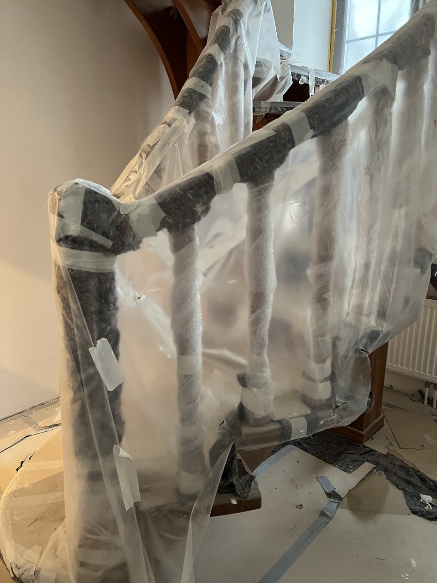 Лестница была уже смонтированна, когда клиент передумал в пользу лифта.