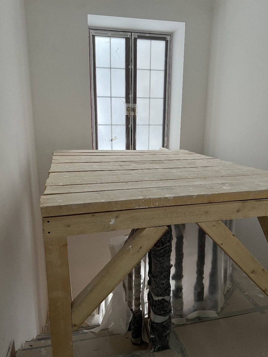 На втором этаже, также уже было все готово, включая перила площадки.