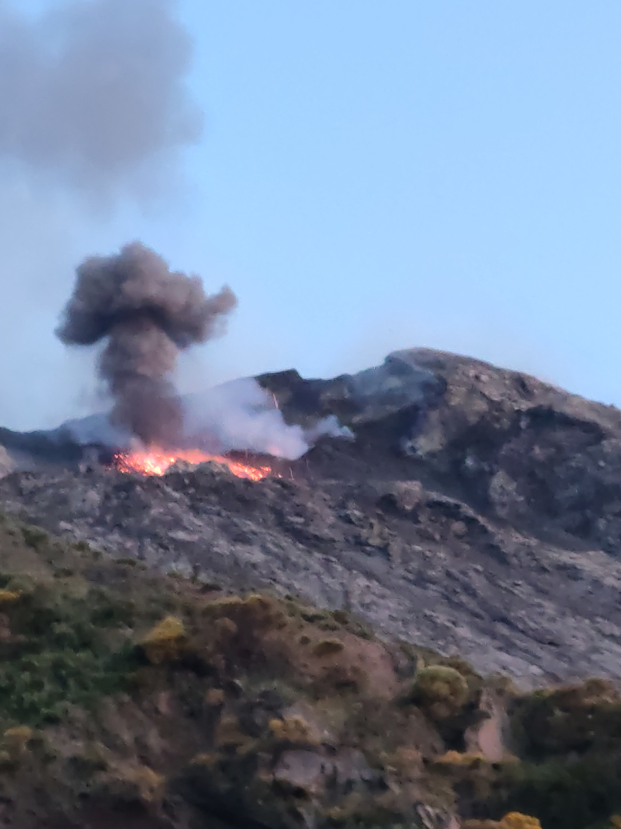 Вулкан Стромболи (качество фото низкое из-за расстояния и сумерков)