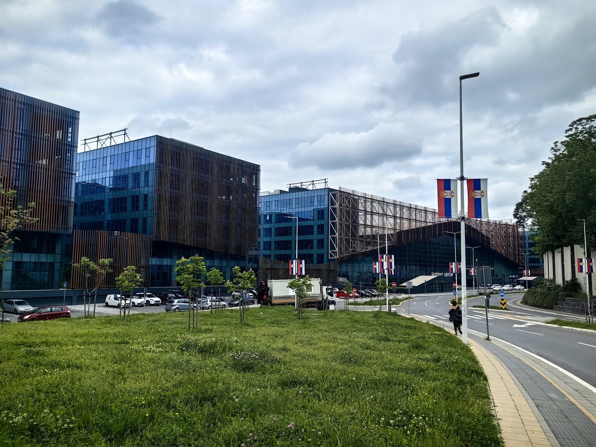 Справа - Белградский вокзал в день покупки билетов