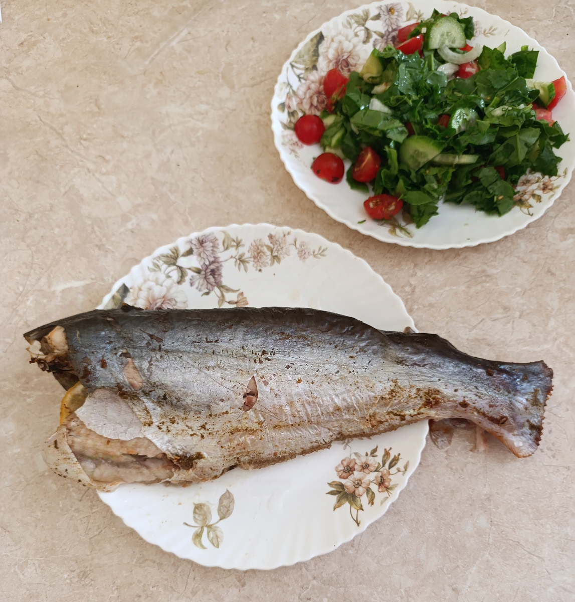 Фото автора. Обед: рыба+салат.