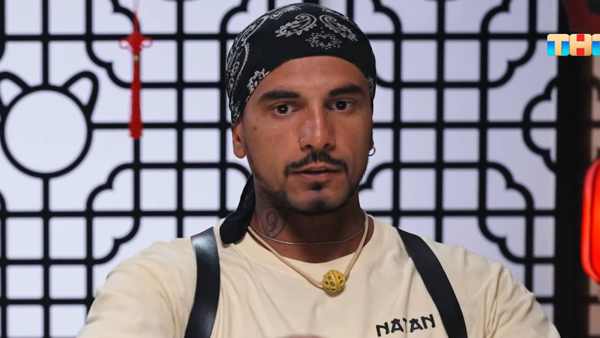 Кадр из шоу "Сокровища императора"/ ТНТ
