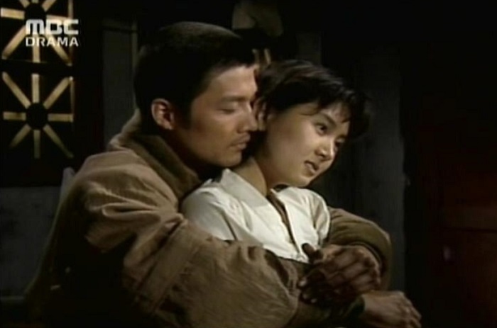 «Глаза утренней зари». Корея, 1991 год. В главных ролях: Чхэ Си Ра, Чхве Чжэ Сон, Пак Сан Вон. 36 серий по 46 минут.