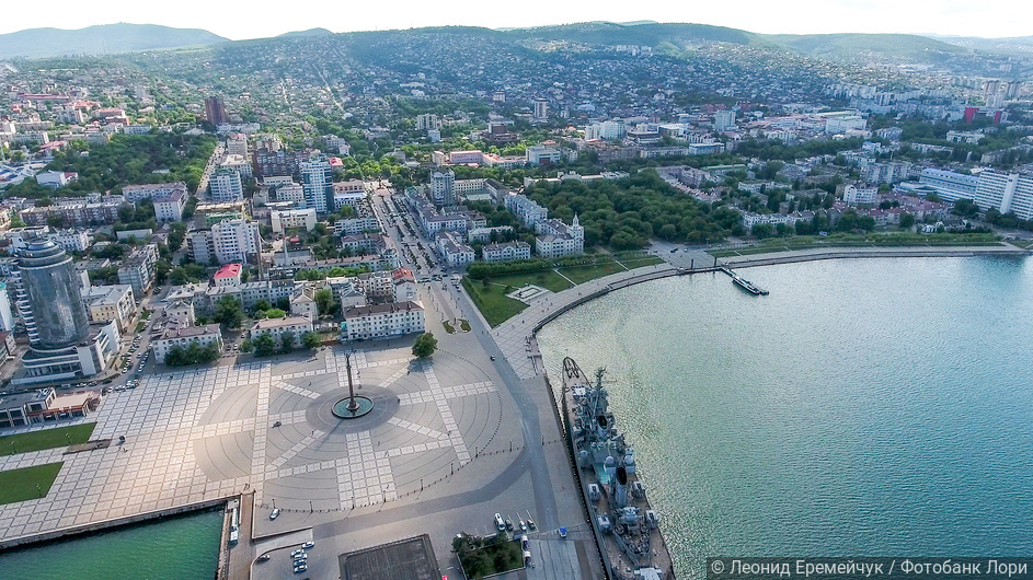 Вид сверху на Новороссийск и Цемесскую бухту