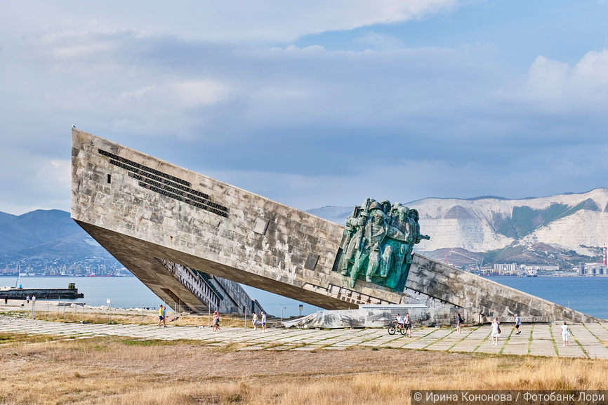 Мемориал Малая земля на побережье