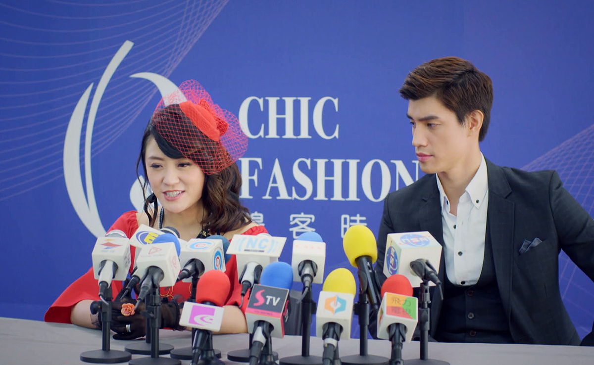 Слияние двух компаний, по факту, скорее, поглощение одной компанией другой. Слева руководитель главной героини. Как же меня бесила эта безвкусно одетая вульгарная женщина!!! К тому же, оказалось, что она вела нечестную игру за спиной главной героини, которая доверяла своей начальнице и делала все, чтоб спасти компанию. Главный герой- Ли Фэй Ян- справа