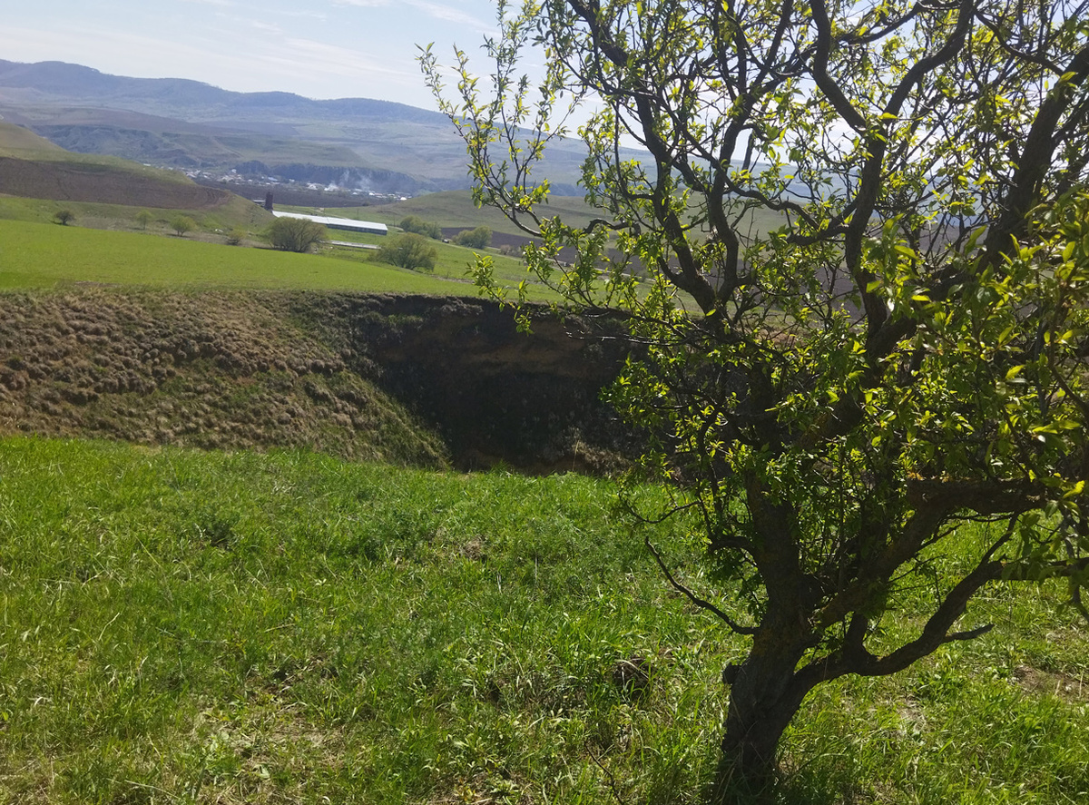 Так выглядит карстовый провал в районе аула Хабез. Фото автора.
