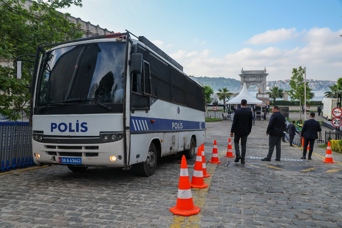 Обстановка возле дворца, ставшего местом проведения новых переговоров, Фото: Belkin Alexey / Globallookpress.com