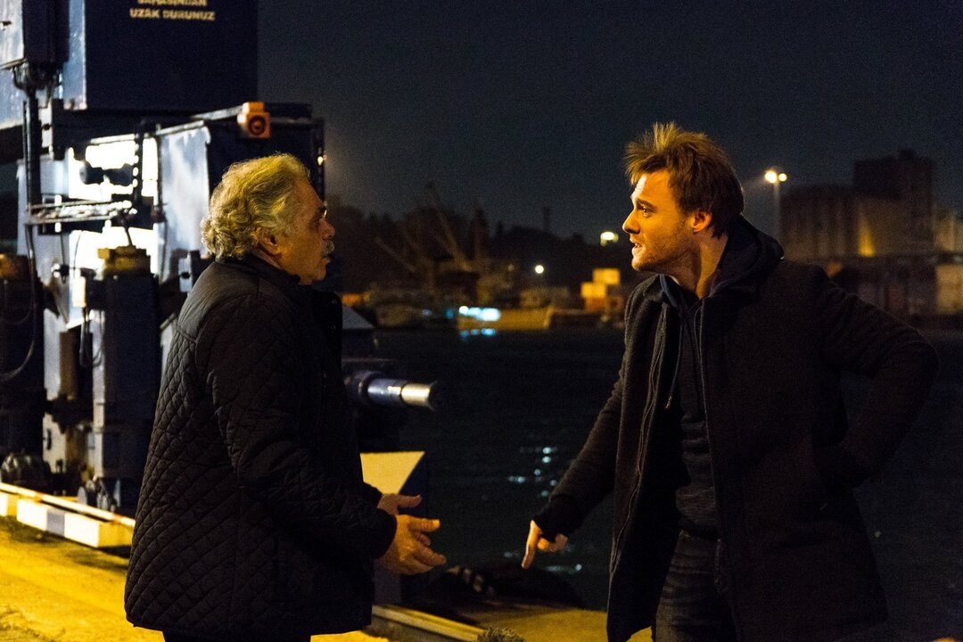 Рауф Анне (Осман Алкаш), Али Смит (Керем Бюрсин). Воспитывающий Али в фильме.