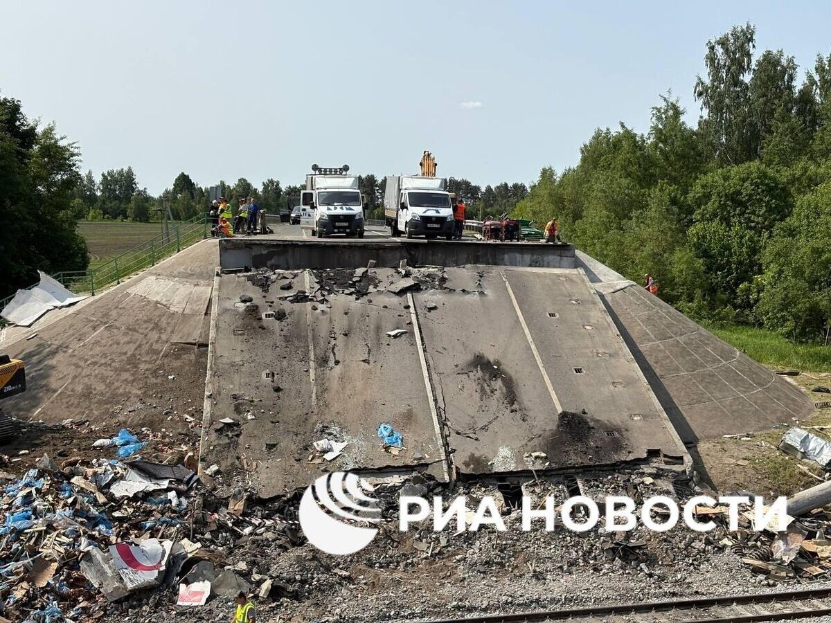    Специалисты устранют последствия обрушения моста в Выгоничском районе Брянской области© РИА Новости