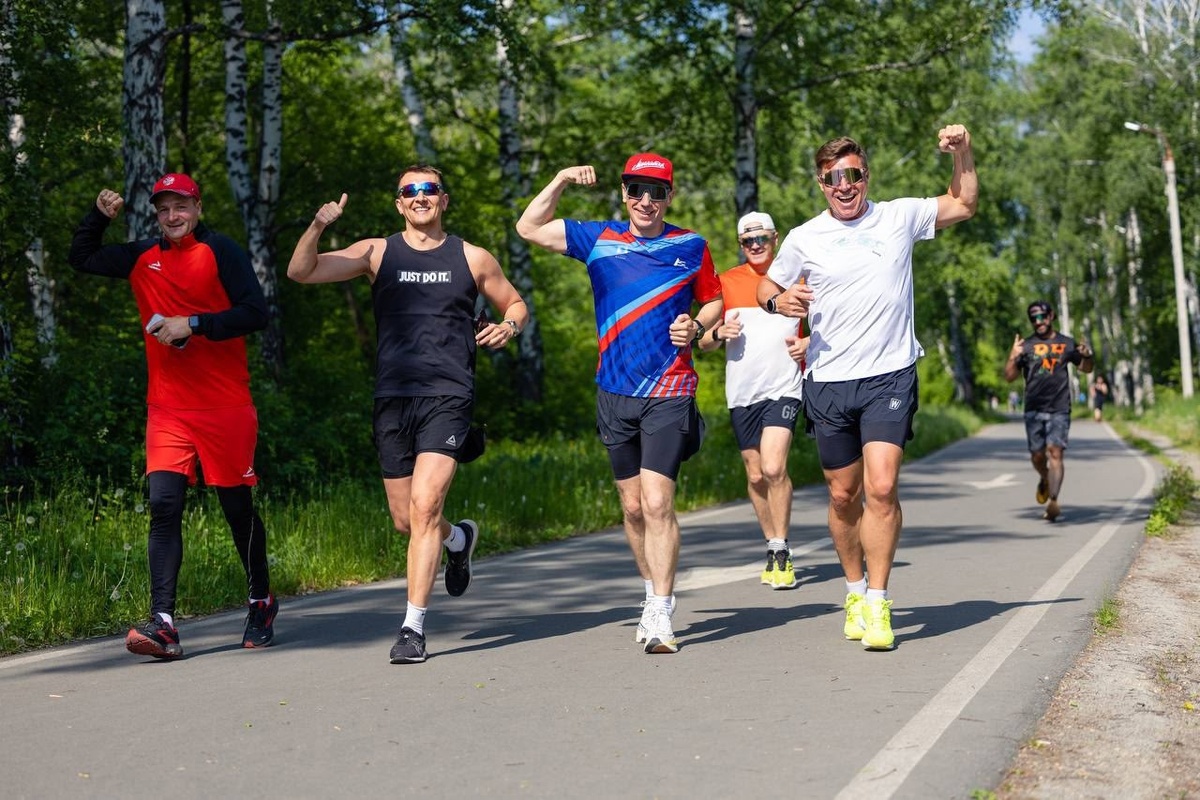 Участники забега "5 верст" в парке "Экологический"