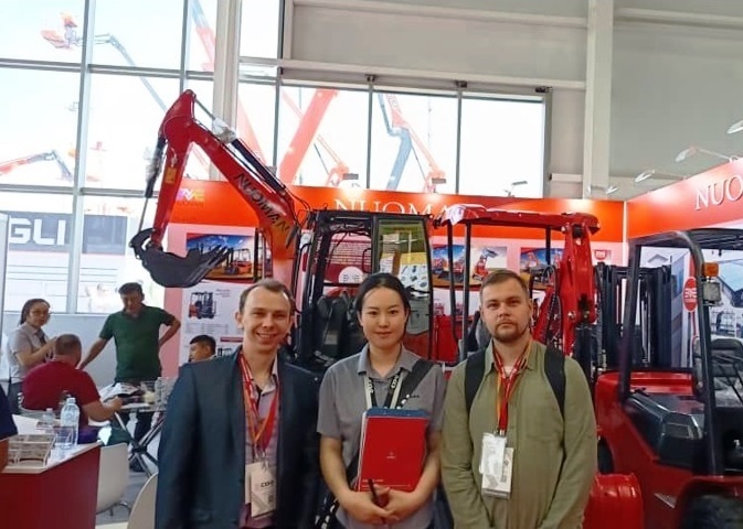 Слева специалист отдела продаж "Комплекс КАД" Иван Смоляр, справа — заместитель главного инженера Александр Казаровец 