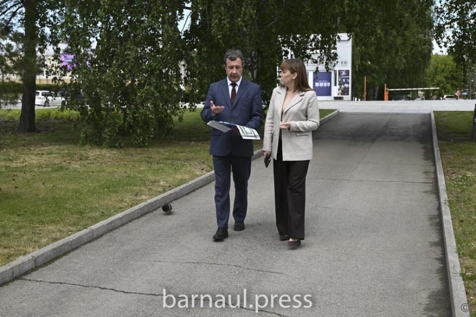    Глава Железнодорожного района Барнаула Андрей Данькин и депутат БГД Марина Понкрашева. Источник: barnaul.org