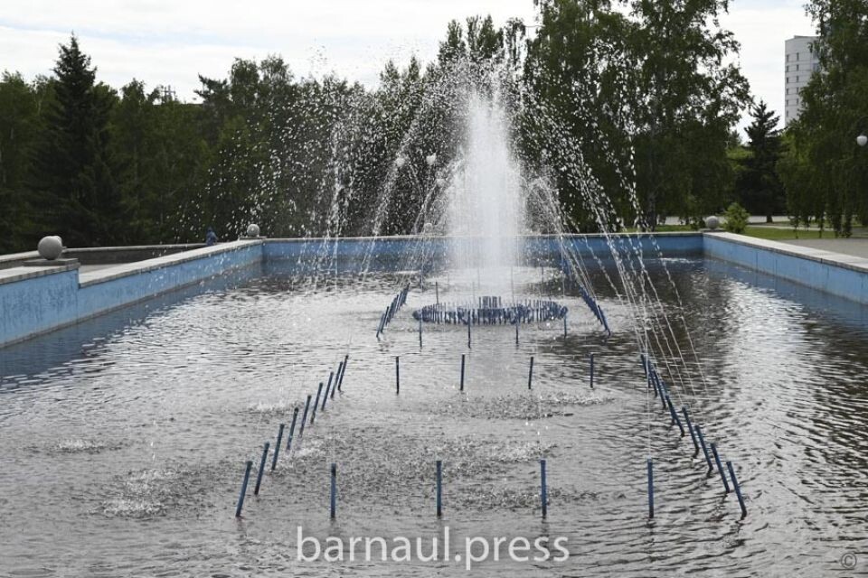    Зеленая зона возле театра Драмы . Источник: barnaul.org