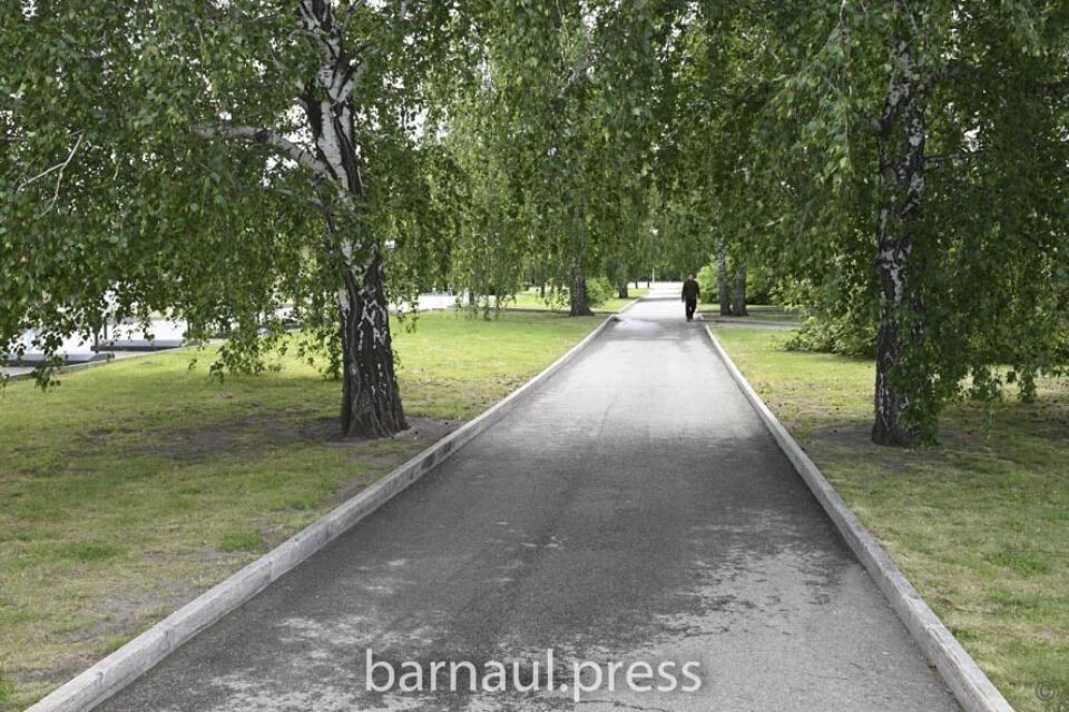    Зеленая зона возле театра Драмы . Источник: barnaul.org