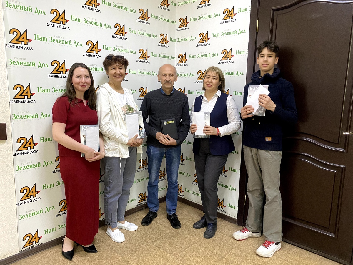 Наши победители — Анастасия Лебедева, Альбина Тухбатуллина, Диляра Егорова, Сергей Колосов. Отмечен подарком и ведущий викторины краевед Анас Зайнуллин (в центре)