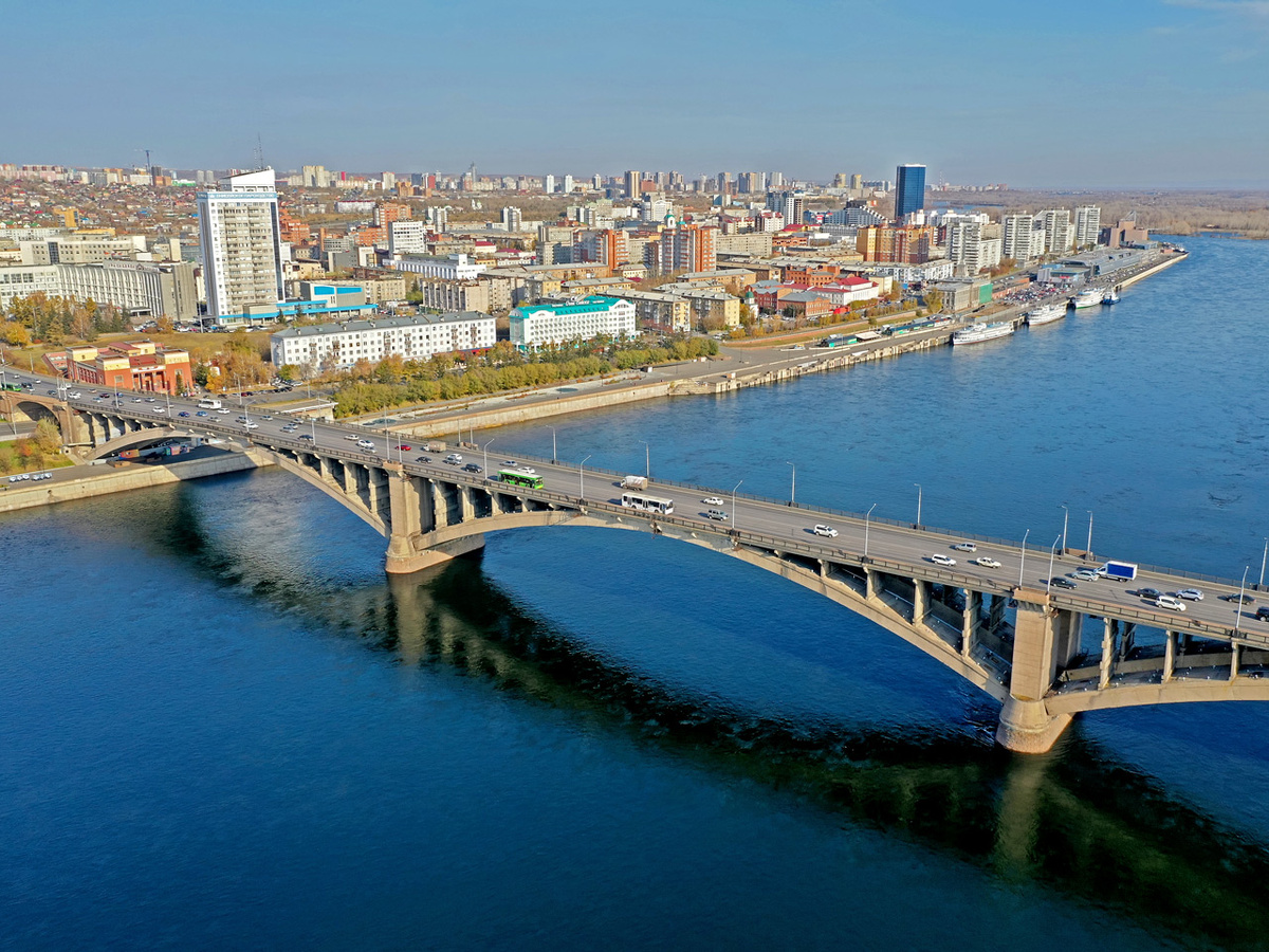     Главный мост Красноярска был открыт в 1961 году