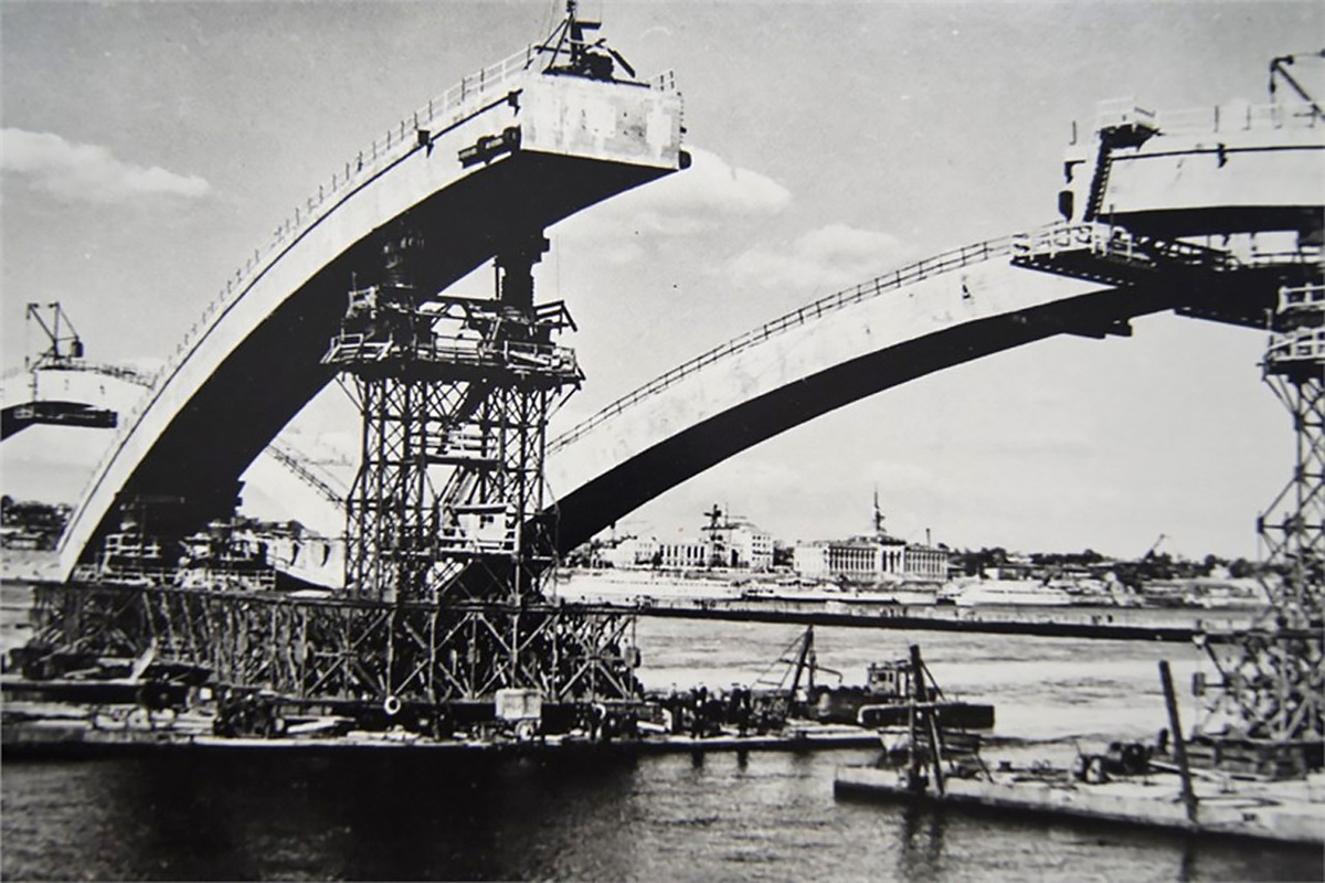     Коммунальный мост – уникальное сооружение. При его строительстве впервые в мировой практике своды смонтировали со специальных понтонов