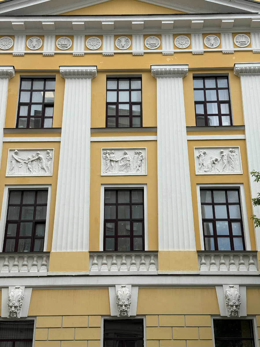 Фото автора канала. Главный корпус МПГУ. Здание Московских Высших женских курсов.