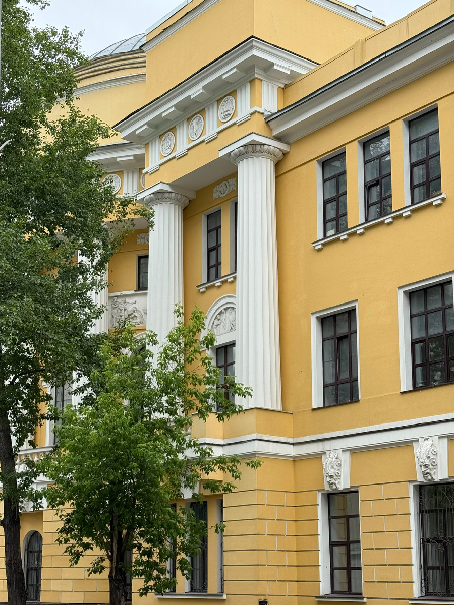 Фото автора канала. Главный корпус МПГУ. Здание Московских Высших женских курсов.