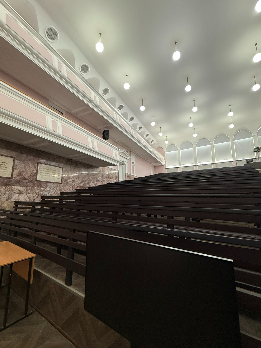 Фото автора канала. Ленинская аудитория главного корпуса МПГУ. Здание Московских Высших женских курсов.