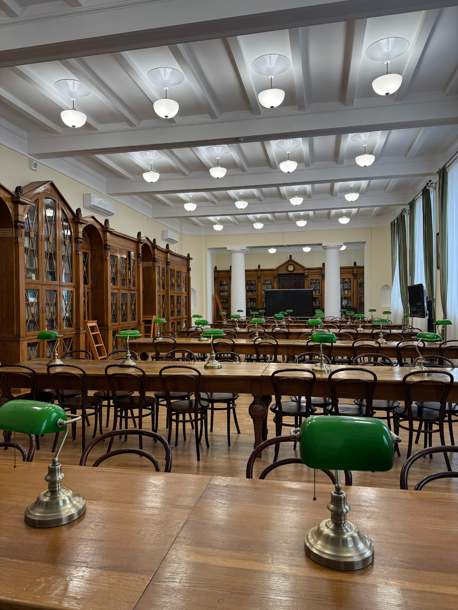 Фото автора канала. Библиотека главного корпуса МПГУ. Здание Московских Высших женских курсов.