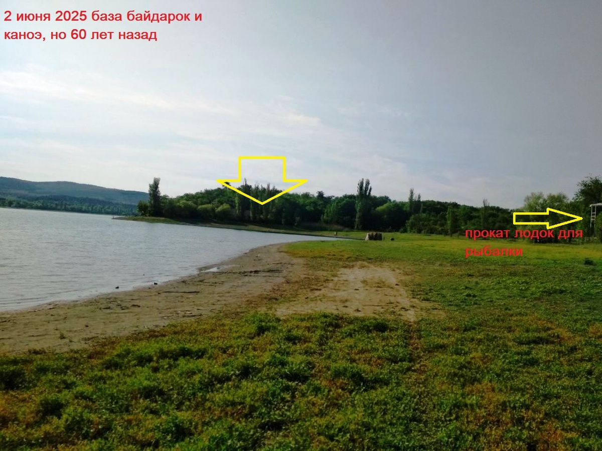 База спортобщества "Локомотив".А справа прокат лодок, в 1966 брали с пацанами, покатались, цены были смешные, но не запомнились..
