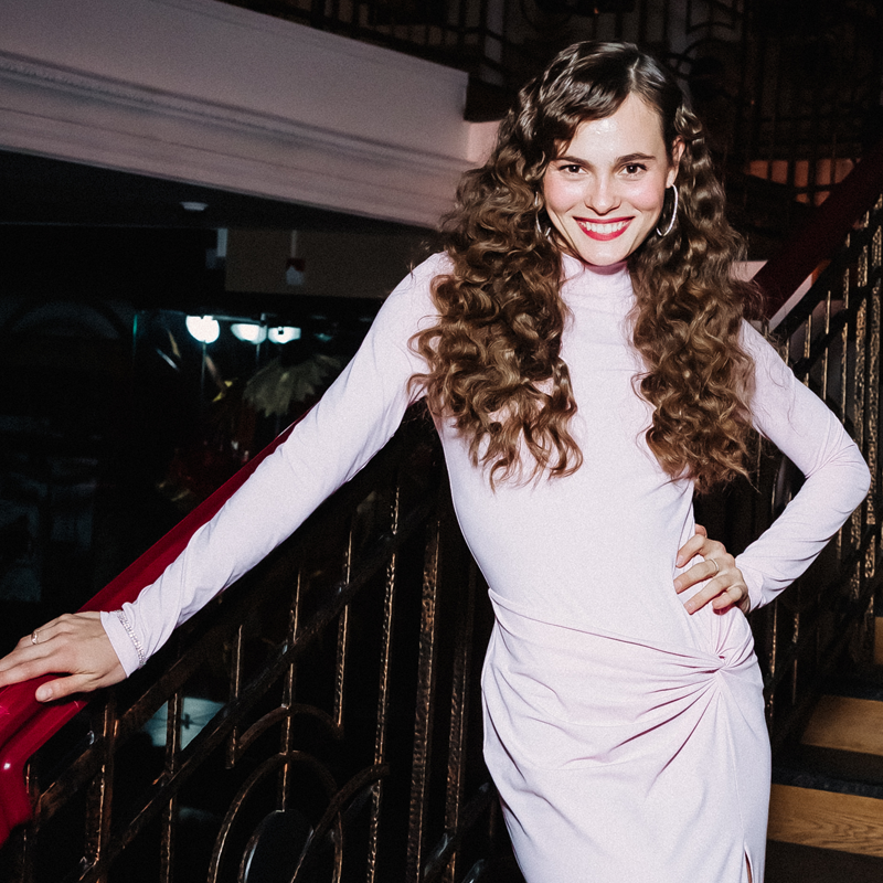 Ангелина Стречина в браслете и серьгах Mercury Classic