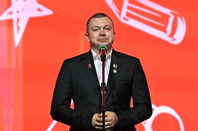    Герой России, участник президентской программы «Время героев», председатель правления Движения Первых Артур Орлов выступает на международном фестивале детства и юности «Движения первых» на территории ВДНХ в Москве. Фото: РИА Новости/ Максим Блинов