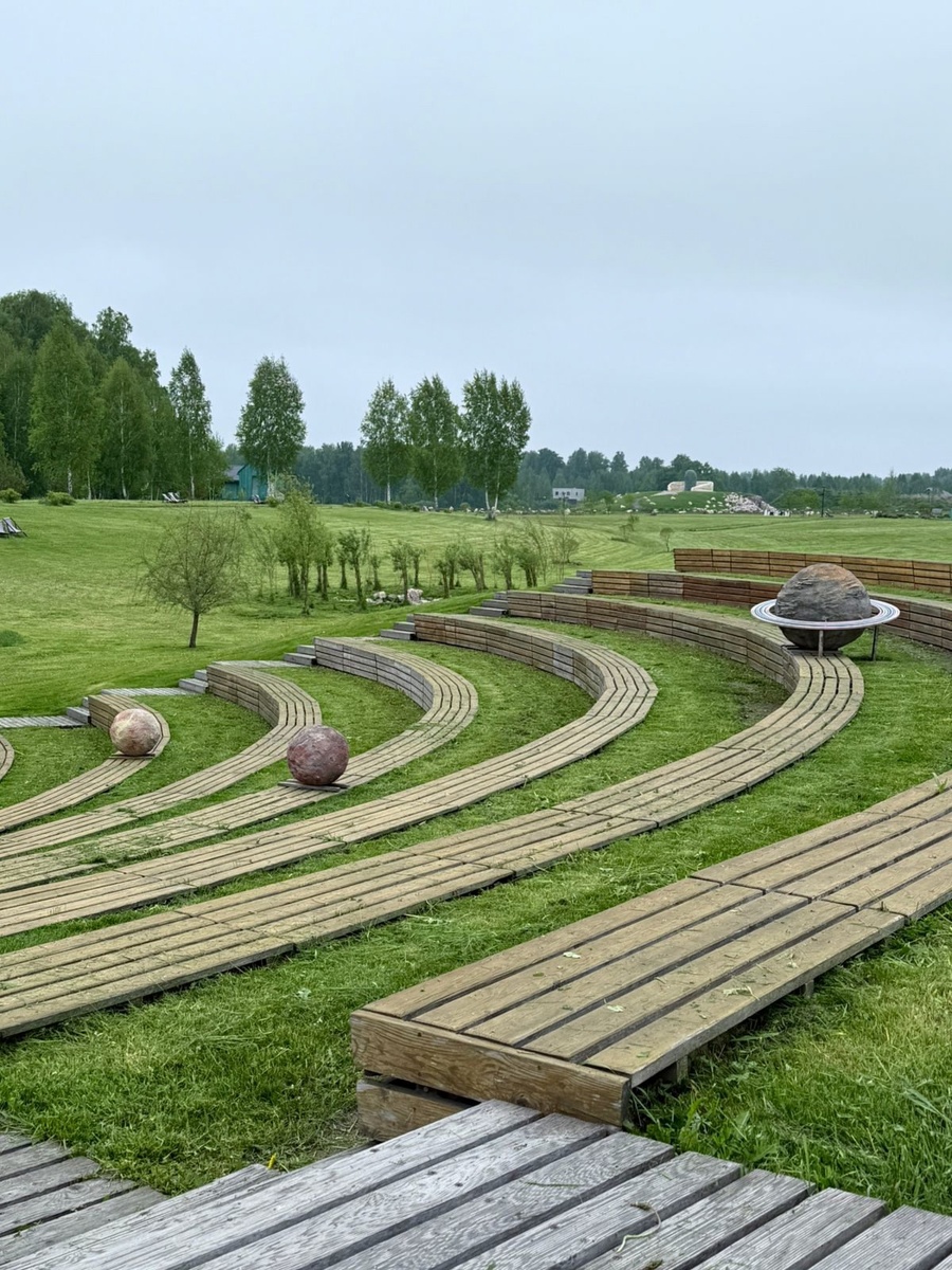 И где-то тут "льется музыка"