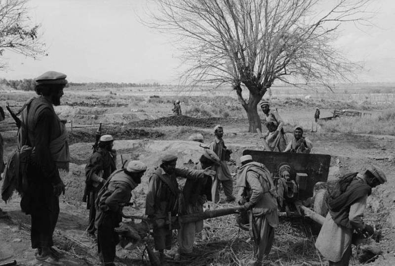 1984 год, духи используют в бою трофейные 76-мм пушки ЗИС-3. Фото из инета.