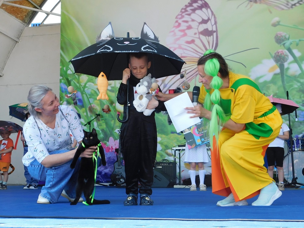    Зонтики, дети в костюмах котиков и живые котики на параде. Фото Анны Зубаревой