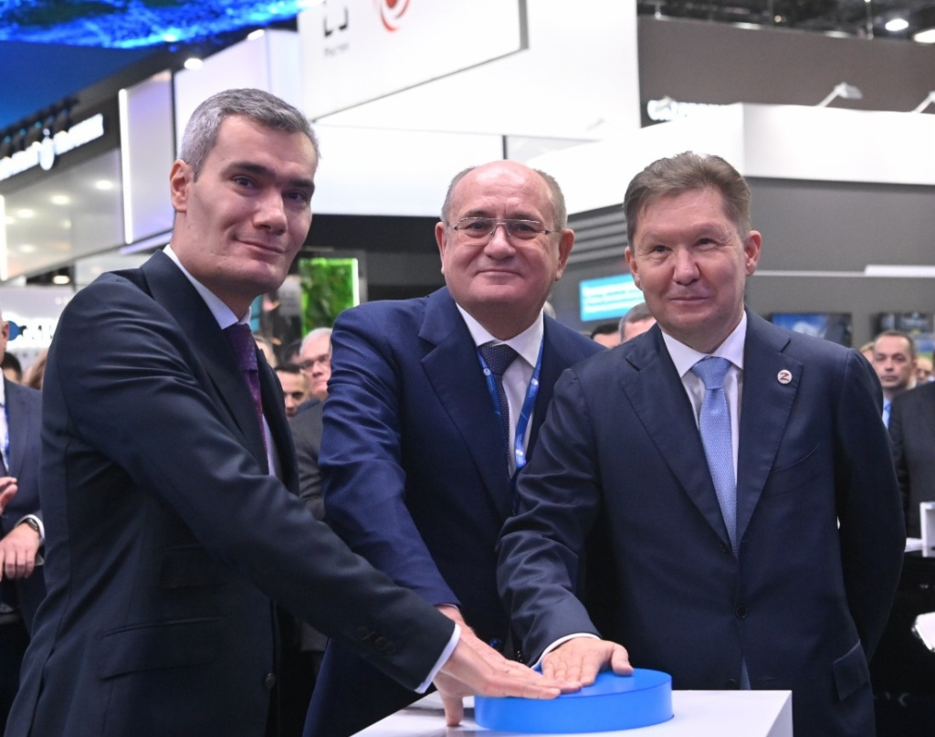 Маркелов (в центре) / Фото: ПАО "Газпром"