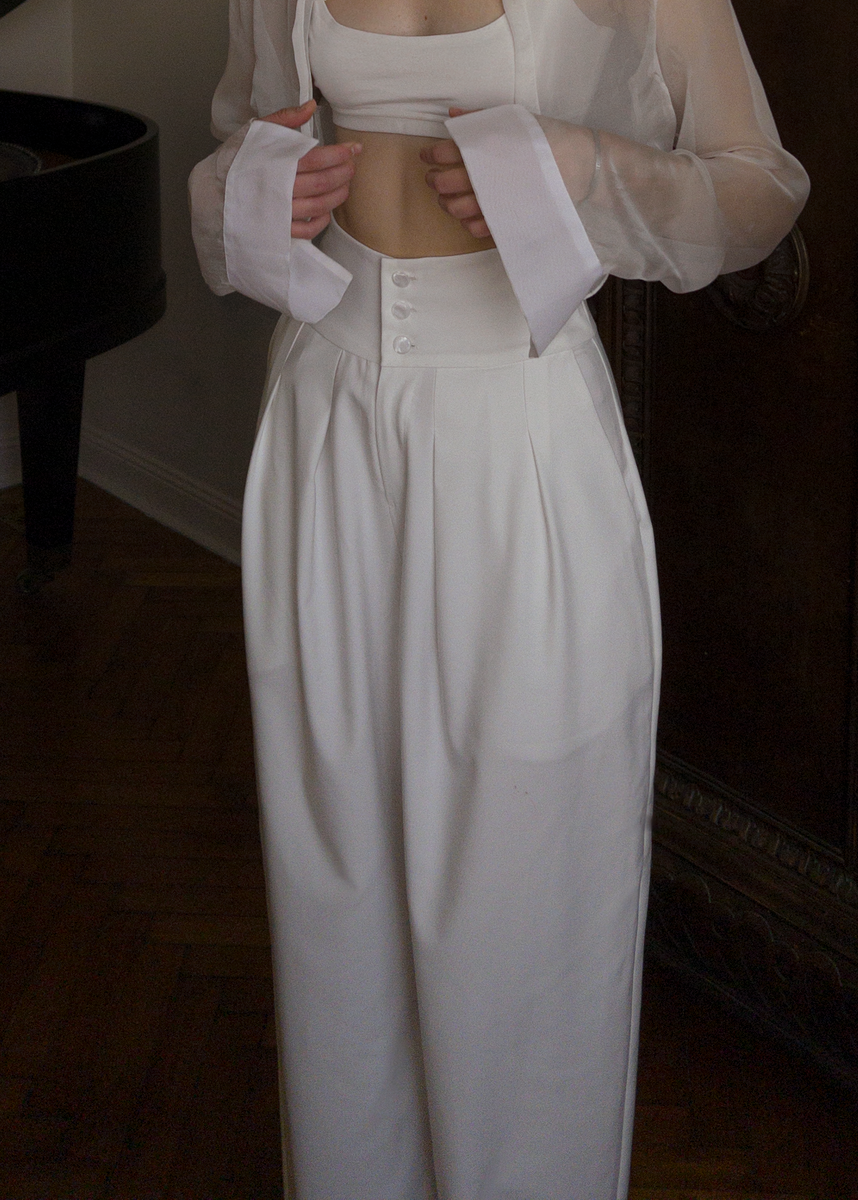 Заказать универсальные белые брюки можно через инст @eni_attire