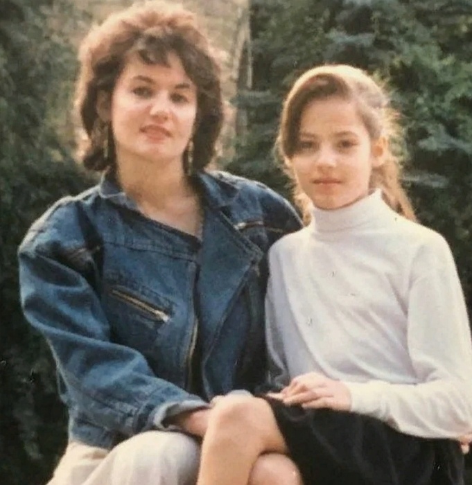 Юлия Снигирь в детстве с мамой. / Фото: vokrug.tv