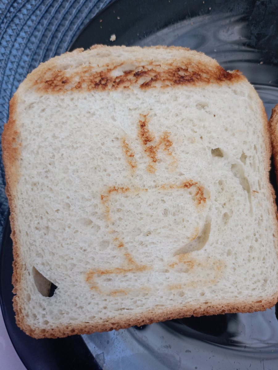 Фото мое. Добавьте к этому фото мысленно кофе с молоком и паштет на этот чудо-хлебушек и получится мой завтрак 😊