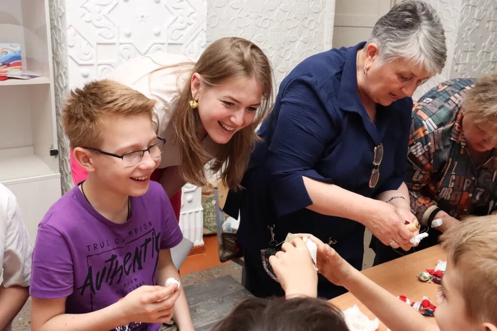 
Квест был организован с учетом особенностей детей и включал в себя разнообразные задания, способствующие развитию логического мышления, взаимопомощи и уважения друг к другу. Выполняя задания станций квеста в командах, ребята не только получали удовольствие от приключений, но и выучили семь важных глаголов жизни — идти, быть, любить, действовать, говорить, думать и верить. В завершение праздника все участники получили памятные подарки. Подарки детям — логические игры, головоломки, книги, аэрохоккей, инвентарь для игр на улице, футболки и шопперы помогли подготовить наши друзья — группа компаний “Новый город”, футбольный клуб НТБ и выпускники Мастерской управления “Сенеж”. На празднике волонтёрами стали участники “Движения Первых” города Антрацита.