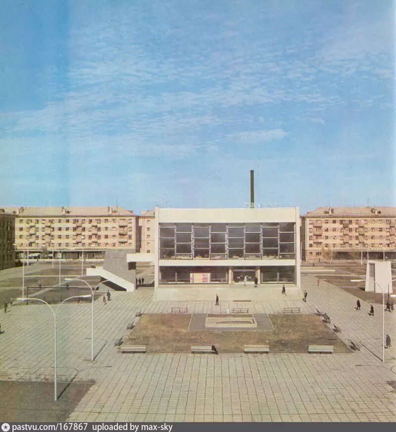 Кинотеатр "Экран" и сквер в советское время.