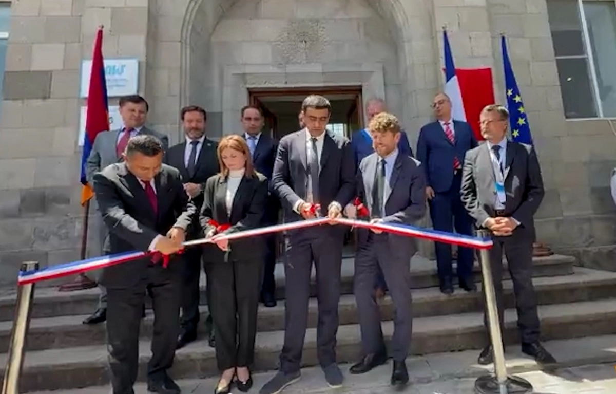 Посол Франции Оливье Декотиньи во время открытия почетного консульства в Горусе растолкал главу нового дипведомства